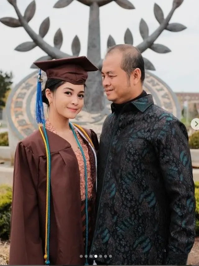 Yoriko Angeline pakai kebaya rancangan Didiet Maulana saat wisuda Western Michigan University AS (Foto: Instagram yorikooangln_)