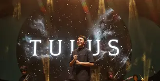 Penampilan Tulus di atas panggung Social Chic 2024 di Stadion Madya, Senayan, Jakarta, Minggu (4/8). [Foto: Adrian Putra/Fimela]