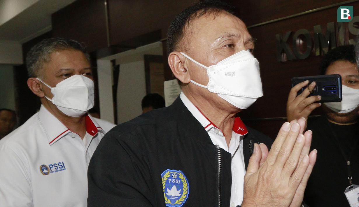 Setelah hampir dua jam, Mochamad Iriawan pun selesai menjalani pemeriksaan dan bergegas meninggalkan Kantor Komnas HAM tanpa melayani wawancara dengan para awak media. (Bola.com/M Iqbal Ichsan)