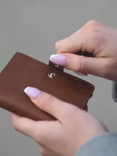 Ilustrasi dompet. (Cr: Emil Kalibradov/Pexels)