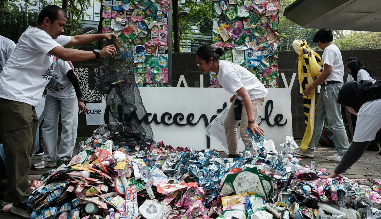 Dalam akun Instagram Greenpeace Indonesia disebutkan sampah-sampah kemasan plastik ini dikumpulkan selama seminggu terakhir. (Yasuyoshi CHIBA/AFP)