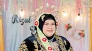 Meski berdarah Aceh, Nurul Akmal terlihat cantik dengan aksesori khas pengantin Jawa. Seperti sunduk mentul dan roncean melati di atas hijab hitam yang dikenakan [@nurulakmal_12]