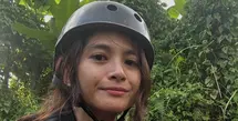 Liburan di Bali, Acha pun mencoba ATV. Ia tampil mengenakan t shirt hitam senada dengan helm nya. Wajahnya pun terlihat bare face.