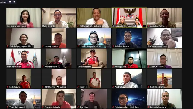 Dubes RI untuk Jepang Heri Akhmadi  didampingi Ibu Nuning Akhmadi berdialog santai dengan tim bulu tangkis Indonesia untuk Olimpiade Tokyo. (KBRI Tokyo)