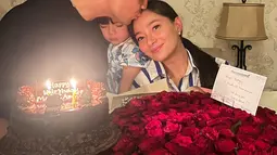 Potret kebersamaan Asmirandah bersama suami dan anaknya. Momen ketika Jonas Rivano mencium kening Asmirandah dan Baby Chloe tertidur di pelukan Jonas ini penuh kehangatan. Tak hanya mendapatkan kue ulang tahun, artis blasteran Belanda ini juga mendapatkan buket bunga mawar merah dari suami yang tentunya dipesan khusus untuk sang istri. (Liputan6.com/IG/@asmirandah89)