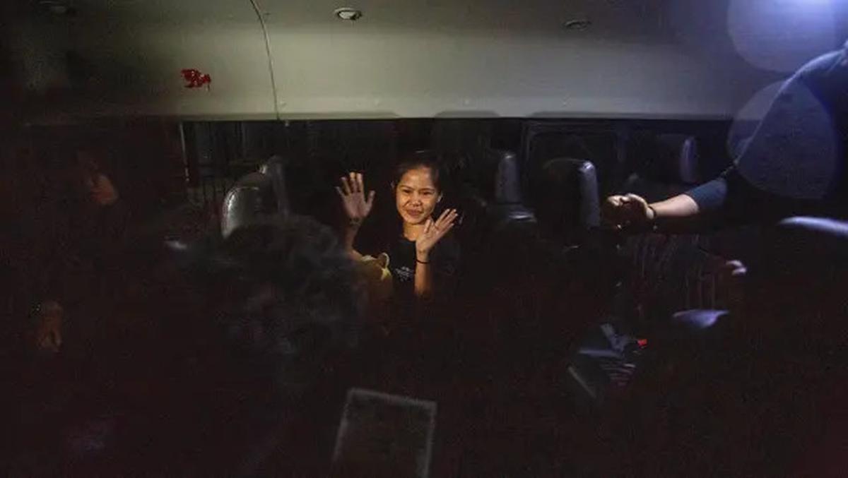 Potret Mary Jane Saat Dipulangkan ke Filipina, Senyum dan Tangis Silih Berganti karena Terharu