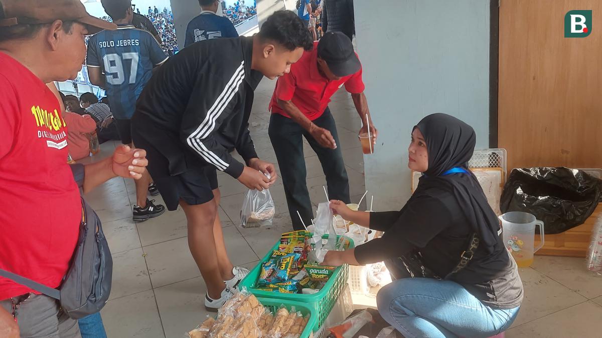 Ketika Ratusan Pedagang Asongan di Stadion Mandala Krida Menggantungkan Hidup Lewat Pegadaian Peduli UMKM