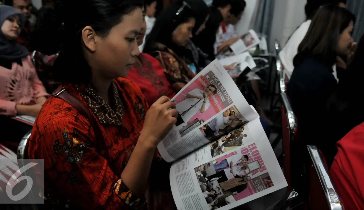 Perwakilan organisasi mahasiswa dan kepemudaan melihat majalah  di peluncuran Majalah Taruna Merah Putih di Jakarta, Kamis (9/7/2015). Majalah organisasi kepemudaan sayap PDIP diharapkan menjadi media bertukar informasi. (Liputan6.com/Johan Tallo)