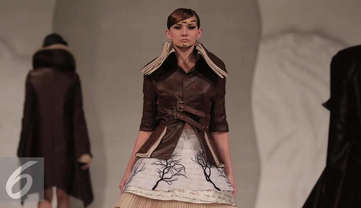 Model memamerkan busana karya mahasiswa Lasalle Collage yang eksplorasi budaya Bali pada Fashion Nation di Senayan City, Jakarta (15/4). Tahun ini LaSalle College Jakarta meluluskan 126 mahasiswa dari enam jurusan. (Liputan6.com/Gempur M Surya)