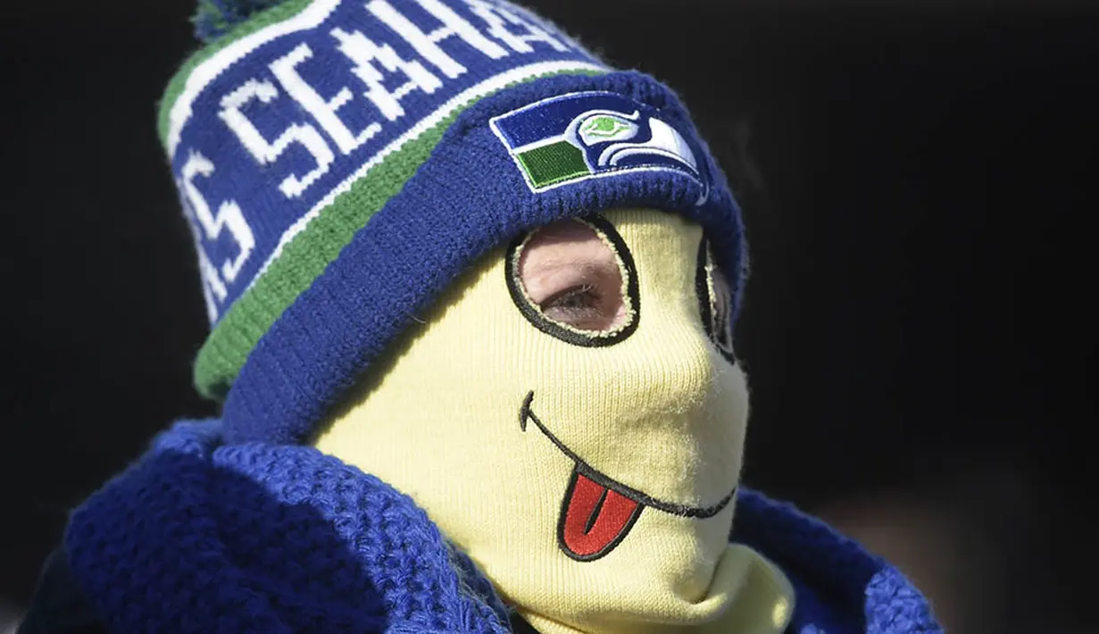 Pendukung Seattle Seahawks memakai topeng saat menyaksikan laga melawan Minnesota Vikings di Minneapolis, AS, Minggu (10/1/2016). (EPA/Craig Lassig)