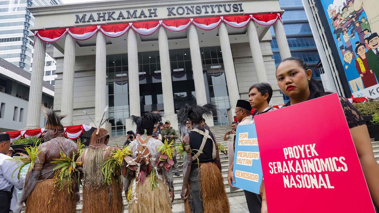 FOTO: Geram PSN Gugat Pasal Proyek Strategis Nasional, Gelar Doa Adat di MK