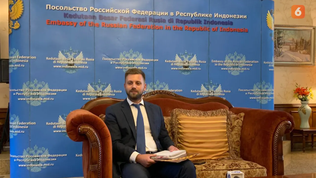 Kepala Politik dan Bilateral Kedutaan Besar Rusia Roman Romanov di acara briefing di Kedutaan Besar Federasi Rusia, Jakarta pada Rabu, 12 April 2023. (Liputan6.com/Alycia Catelyn)