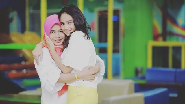 6 Potret Kebersamaan Syifa Hadju dan Ibunda, Bak Kakak Adik