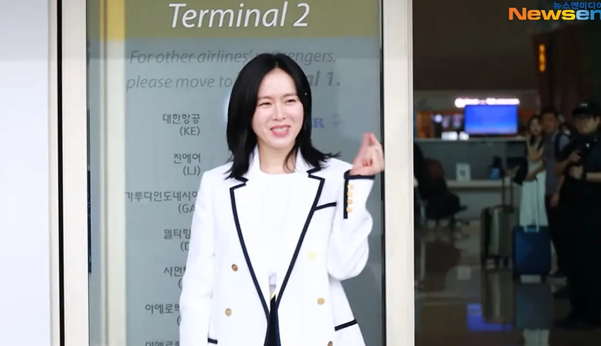 Aktris berusia 41 tahun ini juga sempat berpose sejenak ke arah kamera dengan berbagai gaya. (Foto: YouTube/ 뉴스엔·NewsenTV)