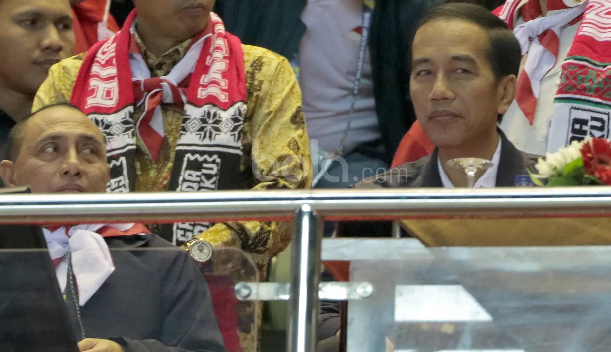 Jokowi  terlihat santai menyaksikan laga semifinal AFF Cup 2016 di Stadion Pakansari, Bogor, (03/12/2016). (Bola.com/Nicklas Hanoatubun)