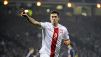 Robert Lewandowski mampu mebukukan waktu 1 menit 40 detik untuk mencetak gol pada pertandingan melawan Portugal pada Euro 2016. Sayangnya gol cepat ini tak dapat membawa Polandia menang dan harus tunduk ketika drama adu pinalti. (Foto: AFP/Andy Buchanan)