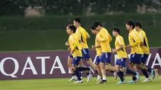 Para pemain jepang melakukan pemanasan selama latihan tim di tempat latihan Al Sadd SC di Doha pada 22 November 2022. Jepang akan bertanding melawan Jerman pada Grup E Piala Dunia 2022 Qatar yang berlangsung pada Rabu (23/11/2022) pukul 23.00 WIB di Khalifa International Stadium, Doha, Qatar. (AP Photo/Eugene Hoshiko)