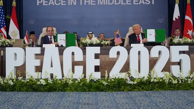 Donald Trump dan Presiden Abdel Fattah el-Sissi memperlihatkan dokumen yang telah ditandatangani dalam sebuah KTT di Sharm El Sheikh, Mesir, Senin (13/10/2025). Pertemuan itu digelar untuk mendukung berakhirnya perang Israel–Hamas di Gaza.
