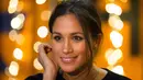 Meghan Markle memilih hot yoga dan pilates untuk membuat tubuhnya tetap fit. Jadi jangan cuma membatasi makan, kamu juga perlu olahraga dan terhidrasi dengan baik ya! (DOMINIC LIPINSKI / POOL / AFP)