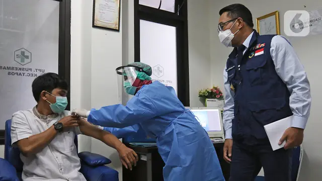 FOTO: Ridwan Kamil Tinjau Simulasi Vaksinasi COVID-19 di Depok
