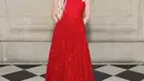 Sang house ambassador, Anya Taylor-Joy mengenakan Dior lace long dress warna merah merona yang dipadukan dengan sepatu Dior warna hitam. [Dok/Dior]