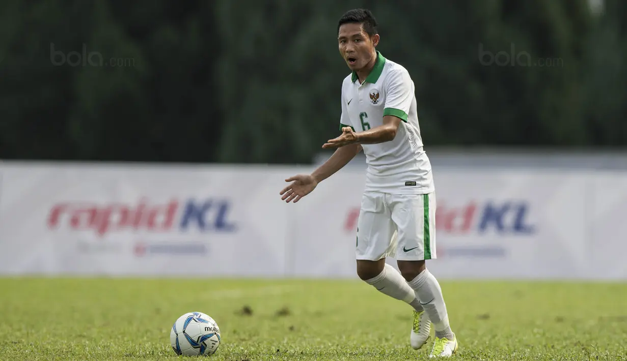 Absen saat Indonesia melawan Vietnam, Evan Dimas memiliki misi khusus yakni mencetak gol saat melawan Kamboja pada laga terakhir Grup B, SEA Games 2017.  (Bola.com/Vitalis Yogi Trisna)