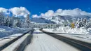 Jalan Raya Sierra kembali dibuka kru membersihkan di South Lake Tahoe, California, Amerika Serikat, 1 Januari 2023. Badai dahsyat yang menerjang California menyebabkan banjir, pohon tumbang, hingga tanah longsor. (Caltrans District 3 via AP)