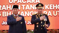 Menhan Prabowo Subianto berpose dengan Kapolri Jenderal Listyo Sigit Prabowo usai menerima tanda kehormatan Bintang Bhayangkara Utama dari Polri, Kamis (20/6/2024). (Foto: Humas Polri)