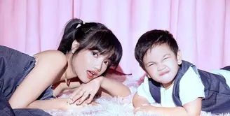 Dibantu fashion stylist @wishnuaji28, keduanya tampil kompak dan stylish dalam balutan outfit nuansa abu-abu. [cr: IG/@mariophotographie].