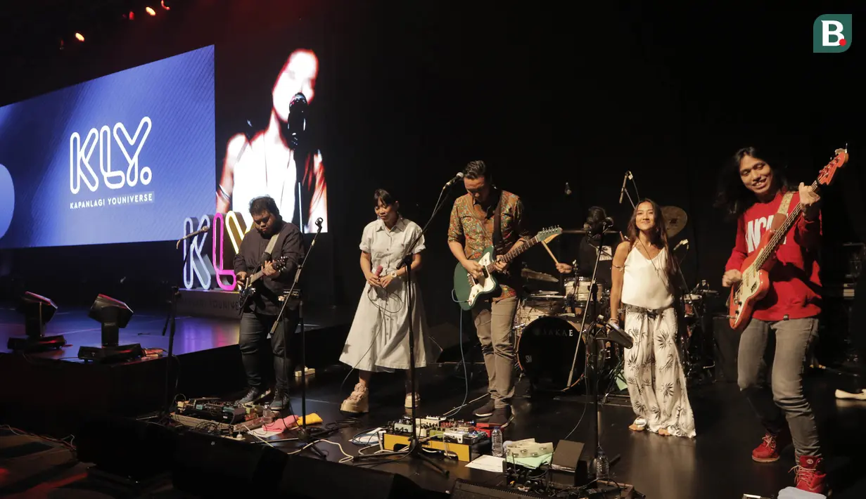 Barasuara meriahkan XYZ Day 2018 di The Hall Senayan City, Jakarta Pusat pada Rabu (25/4/2018). Acara XYZ Day juga merupakan ajang perkenalan KapanLagi Youniverse. (Bola.com/M Iqbal Ichsan)