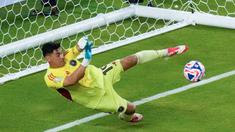 Kiper Inter Miami, Oscar Ustari, berusaha menghalau bola saat melawan Al Ahly pada pertandingan pembuka Grup A Piala Dunia Antarklub 2025 di Hard Rock Stadium pada Minggu (15/6/2025).