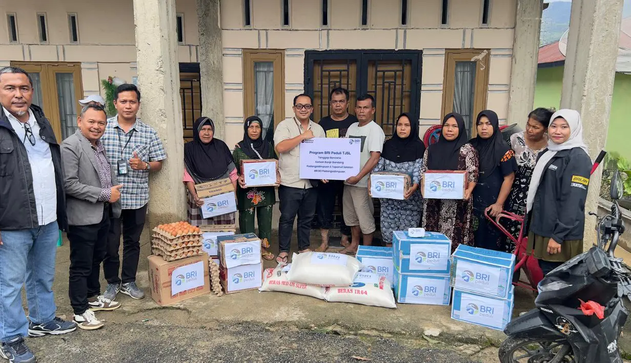 Ribuan paket makanan siap saji, sembako, obat-obatan, dan air mineral diserahkan BRI Peduli untuk membantu memenuhi kebutuhan dasar warga di lokasi banjir. Foto: BRI