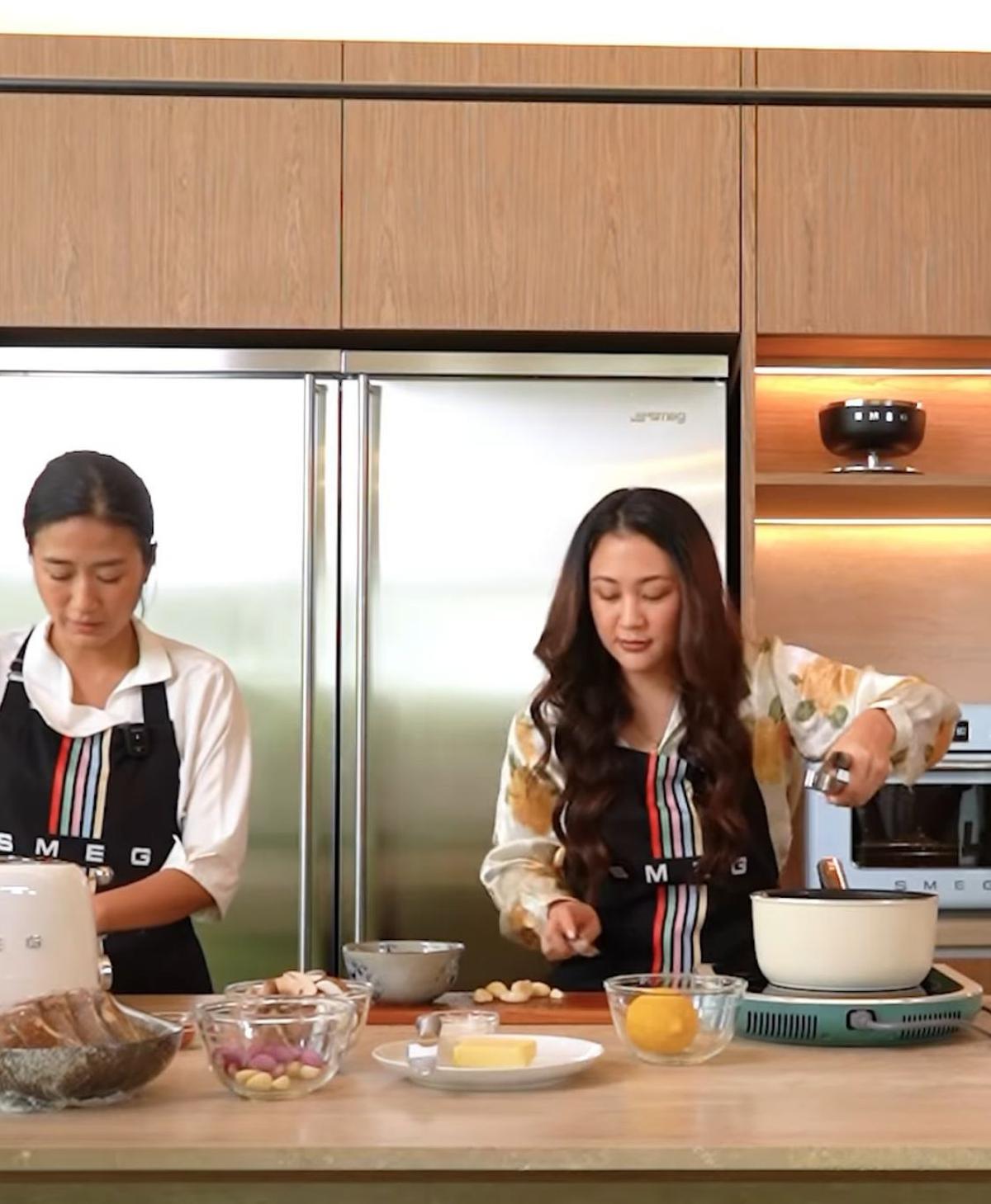 7 Potret Sherina Munaf dan Chef Renatta Moeloek Masak Turkish Eggs, Seperti Apa Keseruannya?