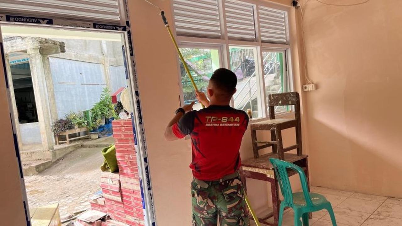 TNI Percepat Pembersihan Sekolah Sumbar Pasca Banjir, Pastikan Kegiatan Belajar Kembali Normal