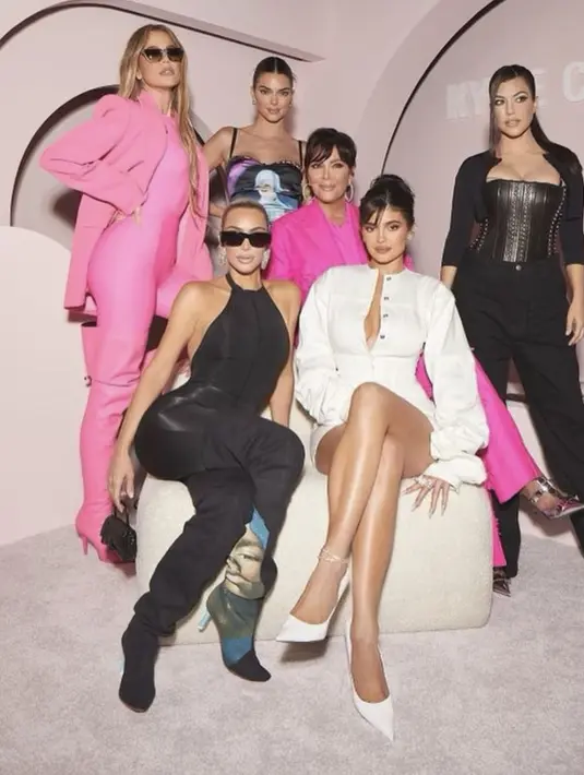 Dari deretan anggota klan Kardashian, semua tampilan mereka bisa jadi inspirasi yang tak mengecewakan. [Foto: Instagram/Khloe Kardashian]