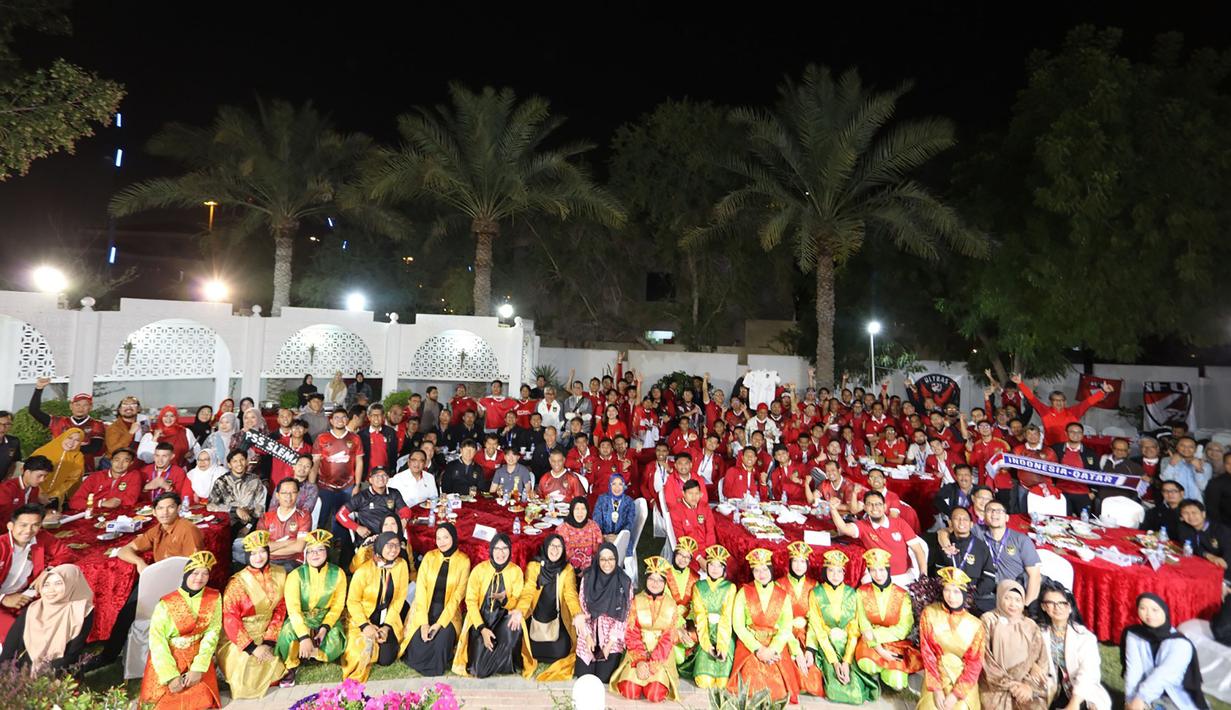 Para penampil Tari Saman dari Rumah Seni Al Khor (depan) berfoto bersama skuad Timnas Indonesia di sela acara jamuan makan malam Timnas Indonesia yang akan Berlaga di Piala Asia 2023 yang diselenggarakan KBRI Qatar bersama perwakilan WNI di Wisma Duta, Doha, Qatar, Rabu (10/1/2024) malam waktu setempat. (Dok. Kedubes RI Qatar)