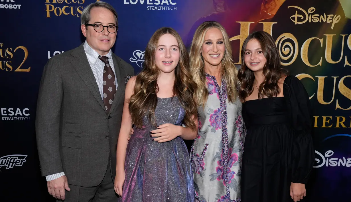 Sarah Jessica Parker (kedua kanan) bersama Matthew Broderick (kiri) dan anak-anak mereka Marion Loretta Elwell Broderick serta Tabitha Hodge Broderick menghadiri pemutaran perdana film Hocus Pocus 2 di AMC Lincoln Square, New York, Amerika Serikat, 27 September 2022. Pemain And Just Like That itu mengenakan tunik berkilau yang dihiasi dengan desain bunga. (Photo by Charles Sykes/Invision/AP)