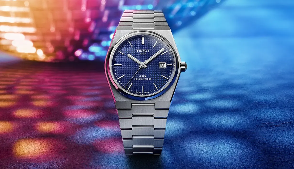 Jam tangan olahraga stainless steel Tissot PRX Powermatic 80 cocok untuk pria dari segala usia yang ingin mengekspresikan sisi individualitas mereka. Terinspirasi dari gaya retro tahun 70-an, jam ini memiliki diameter 40 mm, tahan air, dan memiliki cadangan daya 80 jam. (dok/Tissot).