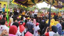 Politikus Partai Hanura Wiranto berorasi di depan massa pendukung capres dan cawapres nomor urut 01 Joko Widodo-Ma'ruf Amin di Lapangan Padebulo, Gorontalo, Selasa (2/4). Wiranto berharap perolehan suara Jokowi-Amin di Gorontalo bisa mencapai 90 persen. (Liputan6.com/Arfandi Ibrahim)