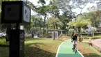 Pesepeda melintasi jalur sepeda Taman Semanggi, Jakarta, Rabu (12/10/2022). Gubernur DKI Jakarta Anies Baswedan menyatakan pembangunan fasilitas pejalan kaki dan jalur sepeda itu bertujuan untuk memberikan ruang interaksi dan oase baru bagi warga Ibu Kota dan sekitarnya. (Liputan6.com/Herman Zakharia)