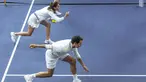 Dalam foto tak bertanggal yang dirilis oleh Istana Kensington pada Sabtu, 24 Juni 2023, Kate Middleton dan petenis juara delapan kali turnamen Wimbledon, Roger Federer beraksi, di Lapangan Tenis Indoor AELTC saat berkunjung ke All England Lawn Tennis Club di Wimbledon, Inggris, untuk melihat di balik layar pekerjaan para pemain bola yang menjadi bagian penting dalam turnamen tenis. (Thomas Lovelock/AELTC via AP)