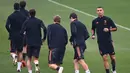 Para pemain Juventus melakukan pemanasan dalam sesi latihan di 'Juventus Training Center' di Turin (3/11/2020). Juventus akan bertanding melawan Ferencvaros pada Grup G Liga Champions di Puskas Arena. (AFP/Marco Bertorello)