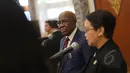 Menlu Burkina Faso, Djibrill Yipene Bassole (kiri) didampingi Menlu Retno Marsudi memberi keterangan pers usai pertemuan bilateral kedua negara dalam rangkaian KTT Asia-Afrika di JCC, Selasa (21/4/2015). (Liputan6.com/Herman Zakharia)