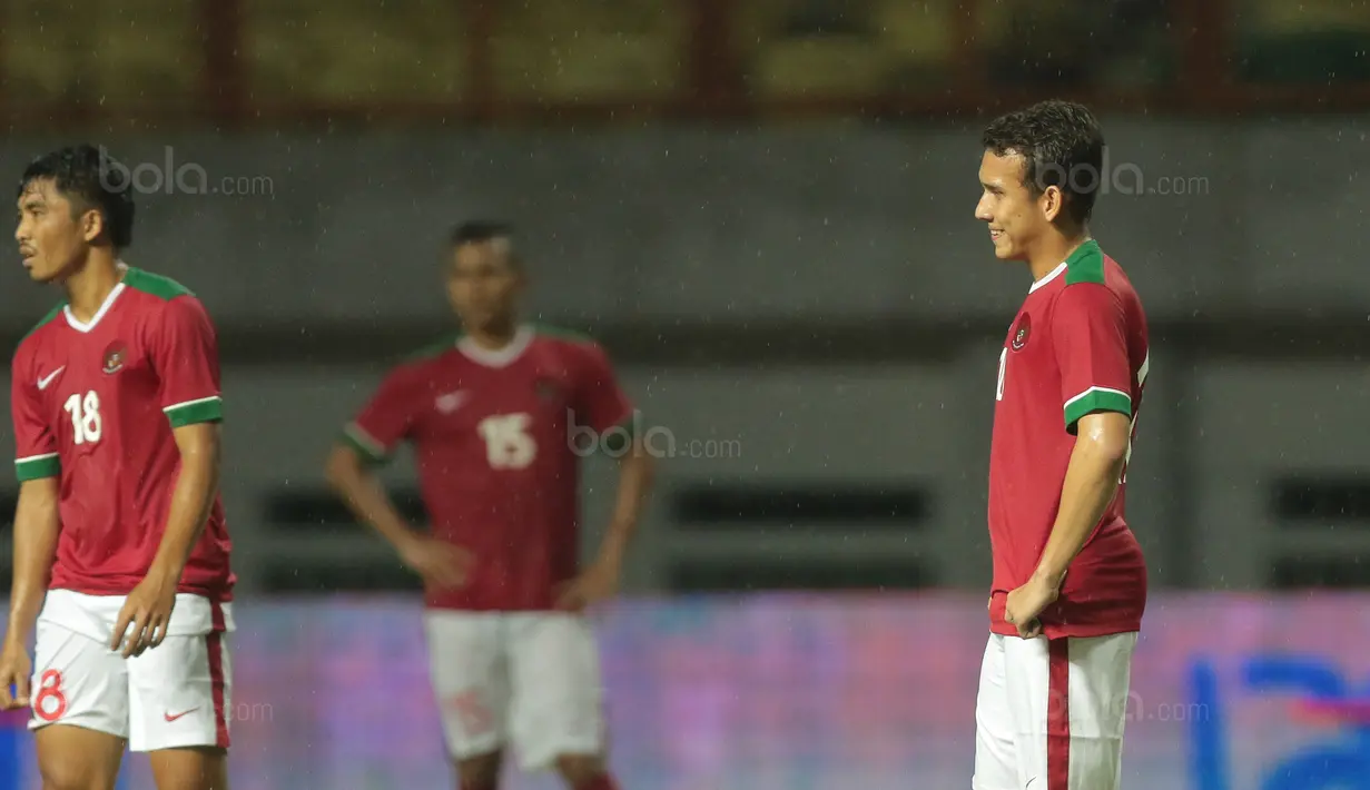 Egy Maulana (kanan) dan M.Arfan gagal menghadirkan kemenangan untuk Timnas Indonesia saat melawan Suriah U-23 pada laga persahabatan di Stadion Wibawa Mukti, Bekasi, Rabu (16/11/2017). Indonesia kalah 2-3. (Bola.com/NIcklas Hanoatubun)