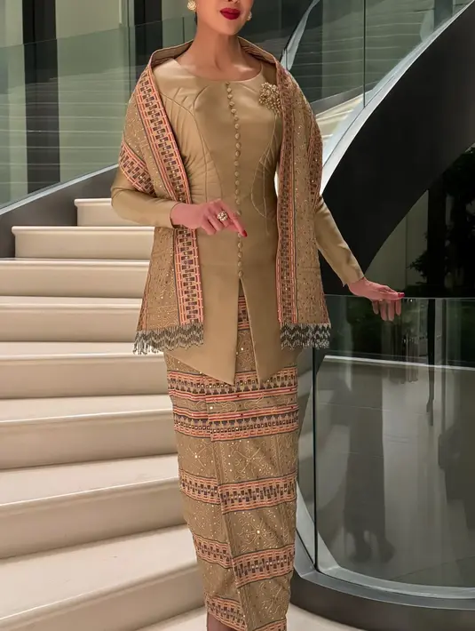 Menpar Widi Wardhana tampil anggun kenakan wastra serba emas dengan kain tapis lampung [@widi.wardhana]