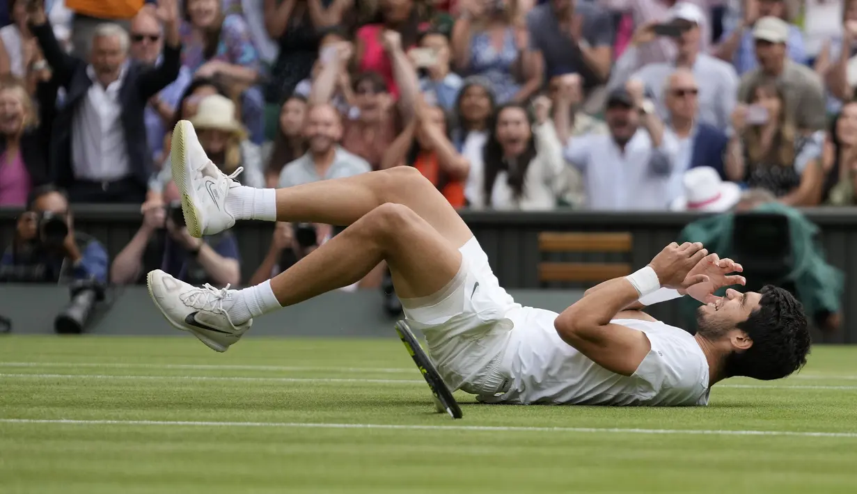Petenis Spanyol berusia 20 tahun, Carlos Alcaraz berhasil menjuarai nomor tunggal putra turnamen tenis Grand Slam Wimbledon 2023 setelah menumbangkan juara bertahan dan peraih 7 gelar Wimbledon, Novak Djokovic dengan skor 3-2 (1-6, 7-6 (6), 6-1, 3-6 dan 6-4) dalam laga final yang digelar di center court All England Lawn and Tennis Club, London, Minggu (16/7/2023) malam WIB. Gelar yang diraih Carlos Alcaraz sekaligus memutus dominasi juara empat petenis yang merajai Wimbledon sejak 2003 alias 20 tahun terakhir, yaitu Roger Federer (8 gelar), Novak Djokovic (7 gelar), Rafael Nadal dan Andy Murray masing-masing dua gelar. (AP Photo/Kirsty Wigglesworth)