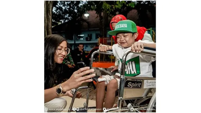 Guruh terlihat sangat bahagia duduk di kursi pemberian Ivo Ananda