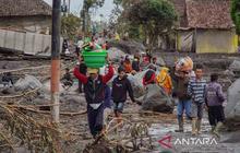 Banjir Lahar Semeru Paksa Ratusan Warga Sumberlangsep Mengungsi, Akses Terputus