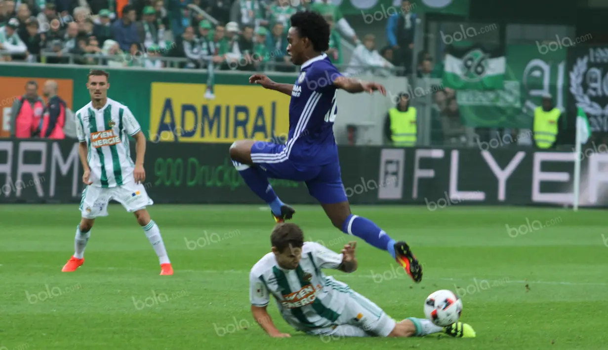 Gelandang Chelsea, Willian, mencoba merebut bola dari kaki gelandang Rapid Vienna dalam laga ujicoba di Stadion Allianz, Wina, Sabtu (16/7/2016). (Bola.com/Reza Khomaini)