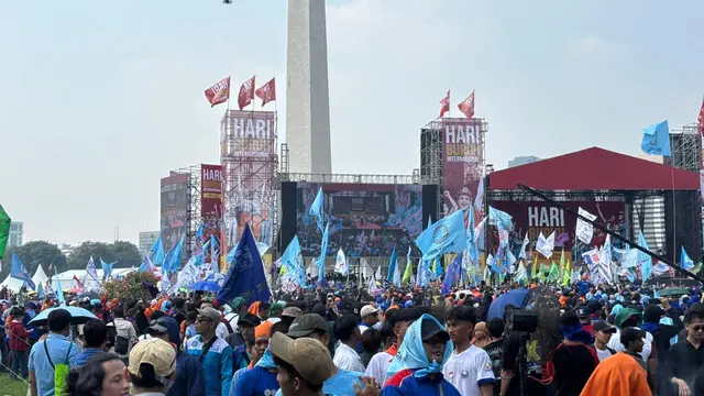 Ratusan ribu buruh dari berbagai daerah memadati kawasan Monumen Nasional (Monas), Jakarta Pusat, Rabu (1/5/2025), dalam rangka memperingati Hari Buruh Internasional (May Day).